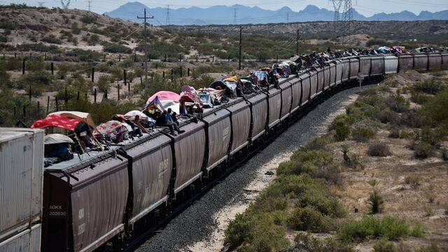 México niega que miles de migrantes sigan usando tren de carga para llegar a frontera con EE.UU. pese a pruebas