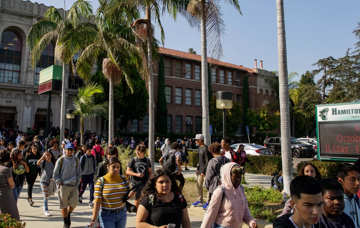 Mientras la incertidumbre persiste, el mensaje del LAUSD es claro: ningún estudiante debe sentirse desamparado en su entorno escolar (Foto: EFE)