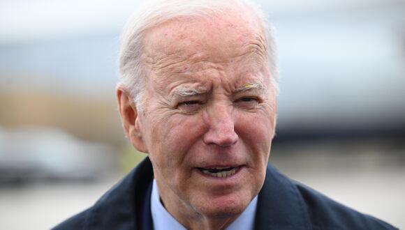 El presidente estadounidense Joe Biden llega a bordo del Air Force One antes de partir del aeropuerto regional de Hagerstown en Hagerstown, Maryland, el 5 de marzo de 2024. (Foto de Mandel NGAN / AFP)