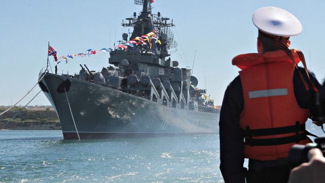 Rusia publica video donde aparecen supuestos rescatados del crucero Moskva naufragado