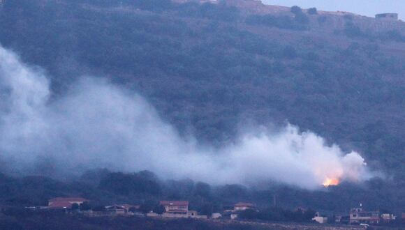 Se eleva humo desde la zona del Kibbutz Manara debido a un cohete lanzado desde el lado libanés de la frontera, al norte de Israel, el 19 de octubre de 2023. EFE/EPA/ATEF SAFADI