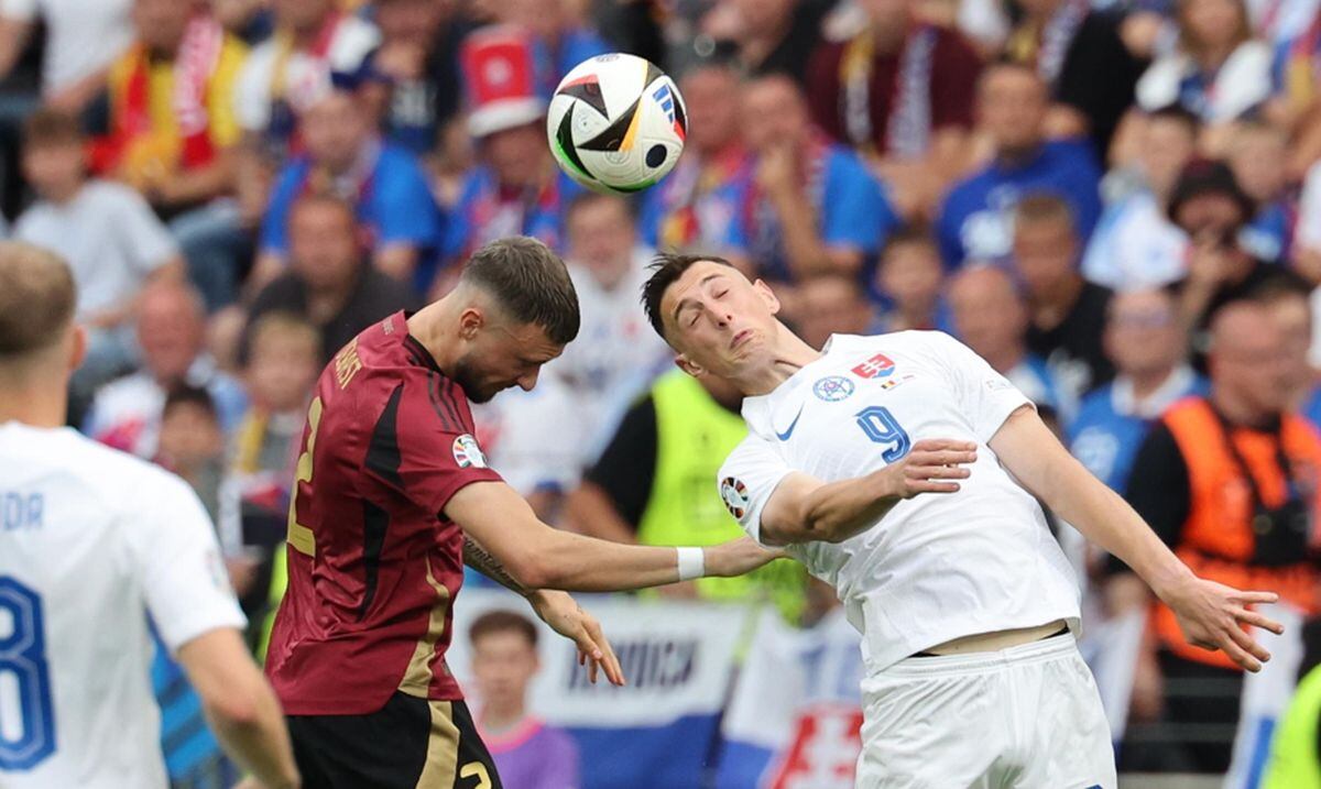 Robert Bozenik (R) de Eslovaquia en acción contra Zeno Debast de Bélgica durante el partido del grupo E de la UEFA EURO 2024 entre Bélgica y Eslovaquia, en Frankfurt Main, Alemania, el 17 de junio de 2024 | Foto: EFE/EPA/ABEDIN TAHERKENAREH