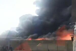 Ate: voraz incendio arrasa fábrica de maletas
