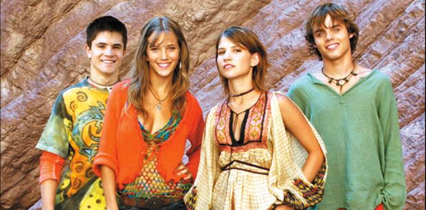 POSADO EXCLUSIVO DEL GRUPO MUSICAL ERREWAY , DE LA SERIE REBELDE WAY
EN LA IMAGEN LOS ACTORES Y CANTANTES BENJAMIN ROJAS , CAMILA BORDONA LUISANA LOPILATO Y FELIPE COLOMBO EGUIA POSANDO
Ramiro Souto / © KORPA
***2004
BUENOS AIRES *** Local Caption *** EXCLUSIVE PUTTING OF THE MUSICAL GROUP ERREWAY
PICTURED : LUISANA LOPILATO , BENJAMIN ROJAS , FELIPE COLOMBO AND CAMILA BORDONA
©rsfotos.com
rebelde way