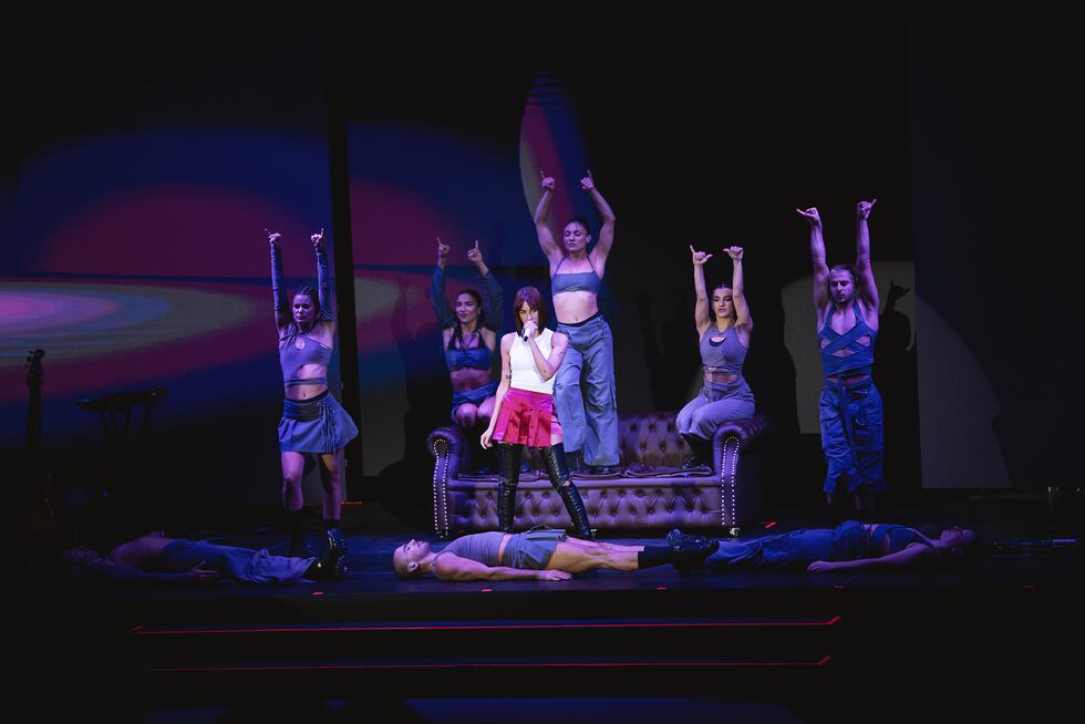 A la breve intro le sigue "Los Ángeles" y es innegable la vibra y el amor que sienten los fans por su ídola. Todos cantan al unísono.