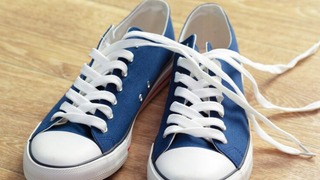 El tip secreto para dejar limpios los cordones blancos de las zapatillas