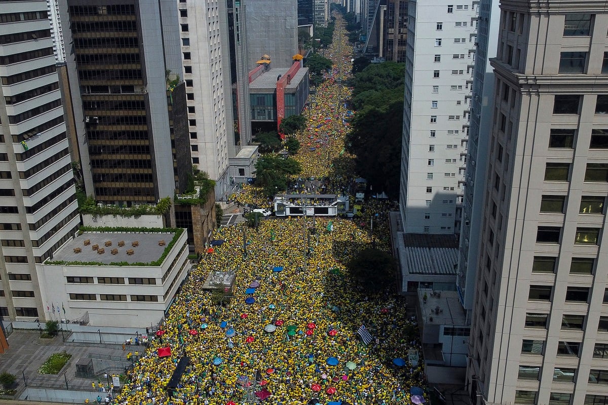 Vista aérea que muestra a partidarios del ex presidente brasileño Jair Bolsonaro (2019-2022) asistiendo a un mitin en Sao Paulo, Brasil, el 25 de febrero de 2024. (Foto de Miguel SCHINCARIOL / AFP)