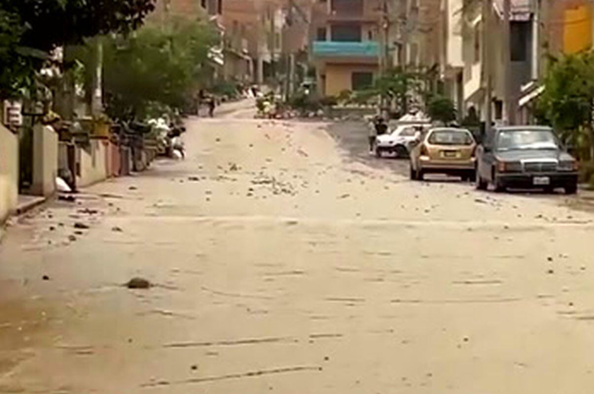 Las precipitaciones activaron la quebrada conocida como ‘Huascarán’, lo que resultó en un huaico moderado. Foto: América Noticias
