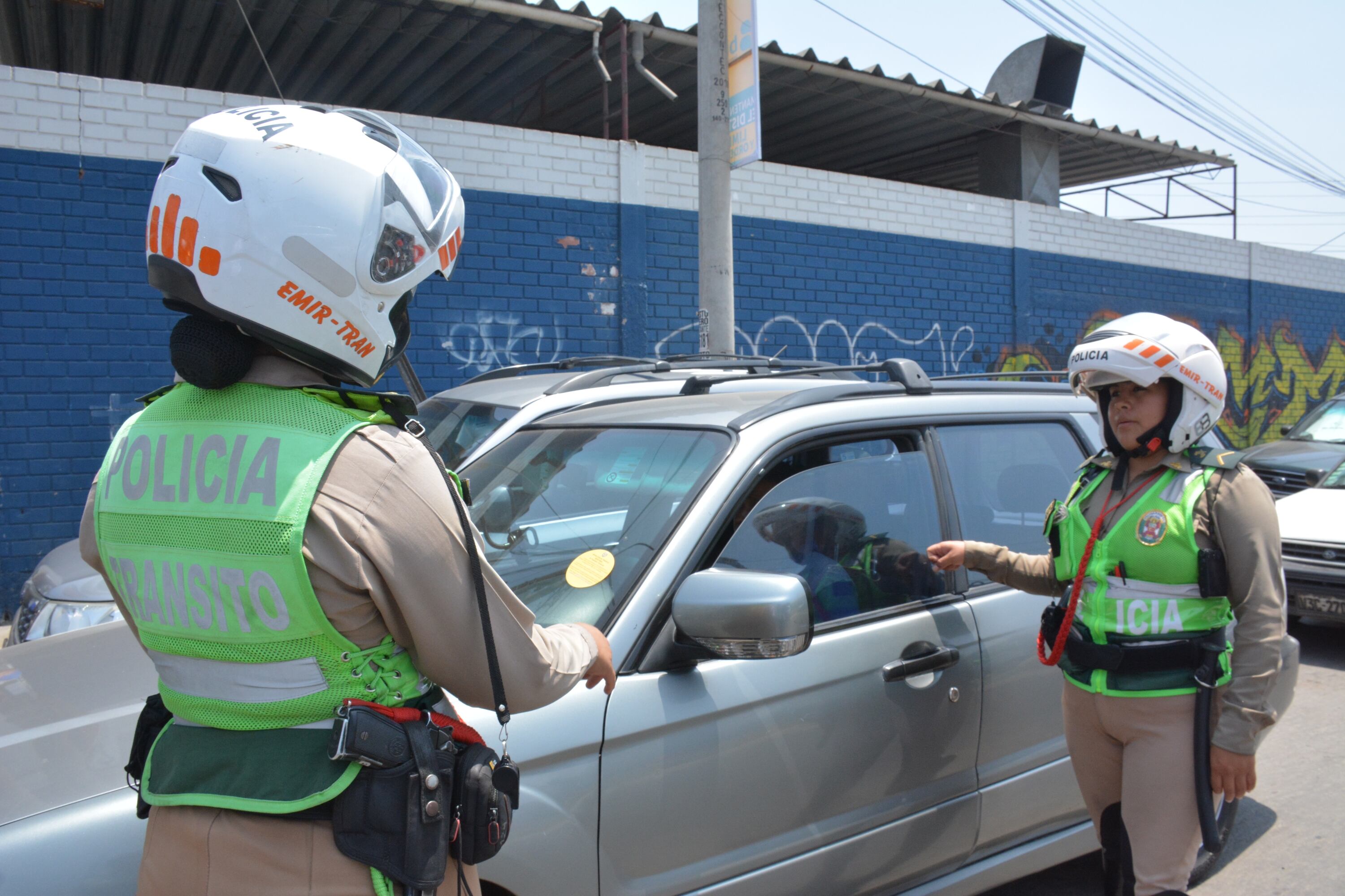 Policías intervienen auto mal estacionado en La Victoria. Foto: difusión