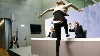 Una activista arremetió contra jefe del Banco Central Europeo