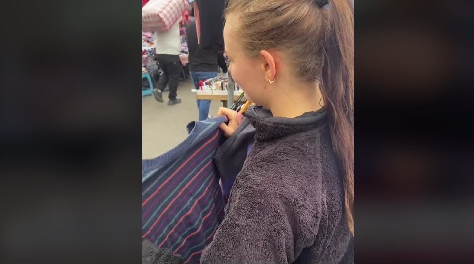 TikTok viral | Joven rusa vende ropa en Gamarra y alborota las redes: “Pregunte, mami, a 15 soles”. (Foto: captura de pantalla)