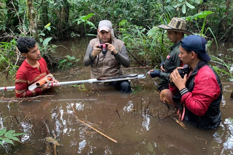 Imagen de referencia. Miembros del equipo internacional de investigadores extraen un núcleo de turba de un humedal en la Amazonia colombiana. Foto: cortesía Scott Winton