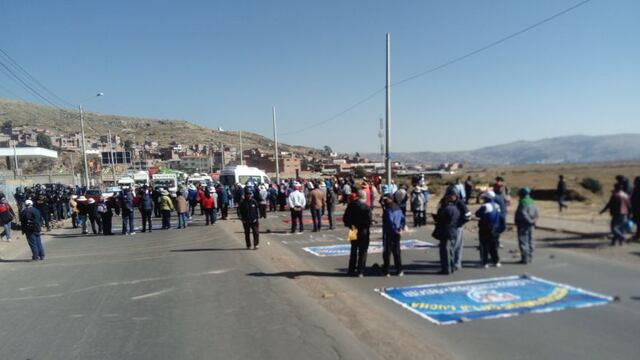 Puno: policías y profesores se enfrentaron por bloqueo de carretera