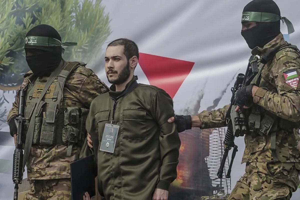 Combatientes de Hamás escoltan al rehén israelí Eliya Cohen antes de entregarlo a la Cruz Roja en febrero pasado. (Foto: EFE)