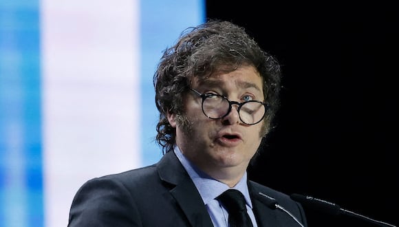 El presidente de Argentina, Javier Milei, pronuncia un discurso en el escenario durante el mitin del partido de extrema derecha español Vox "Europa Viva 24", en Madrid, el 19 de mayo de 2024. (Foto de OSCAR DEL POZO / AFP)