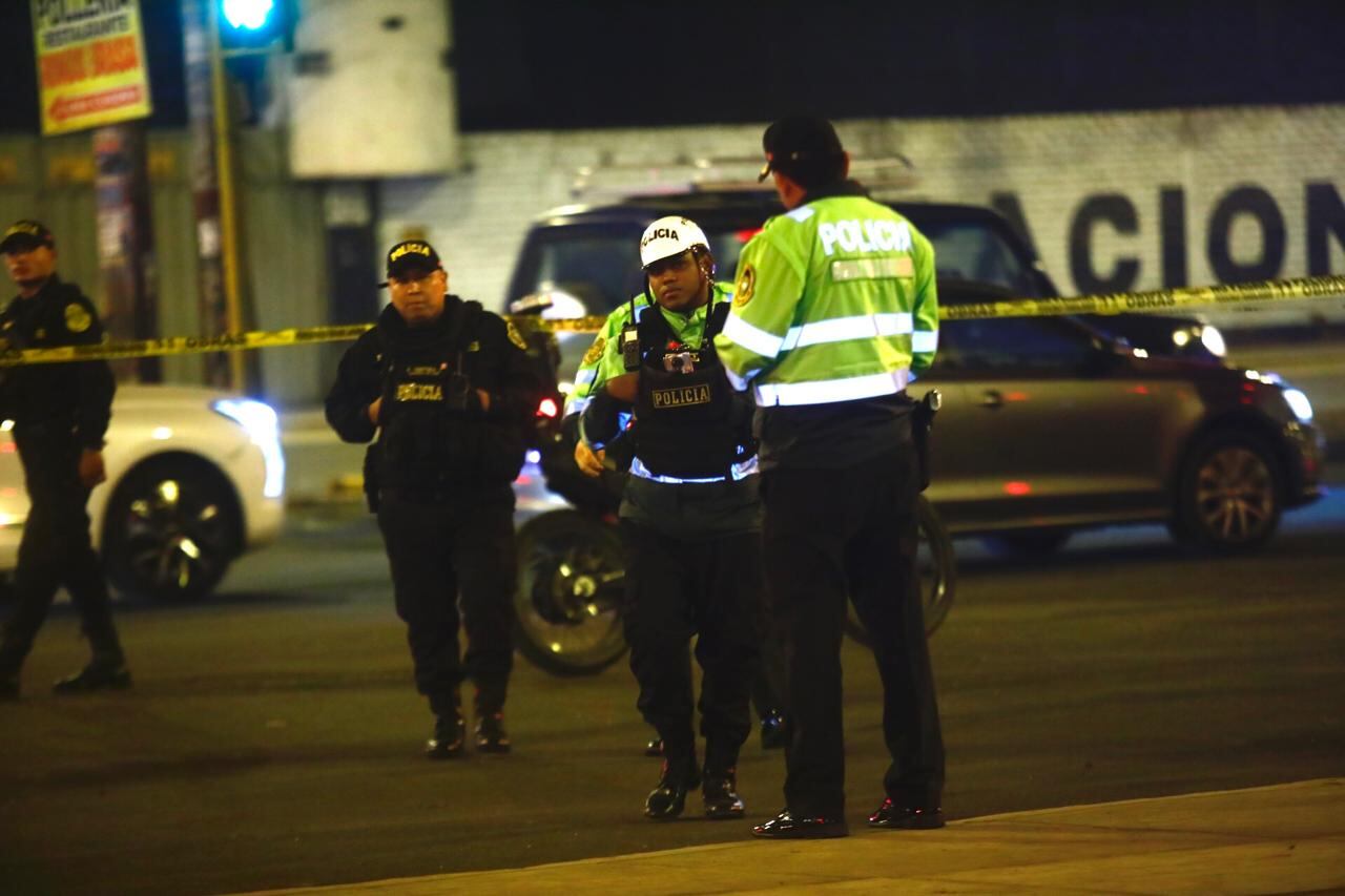 Se destaca que la Constitución reconoce la labor investigativa de la policía y asigna a la fiscalía la dirección formal del proceso.