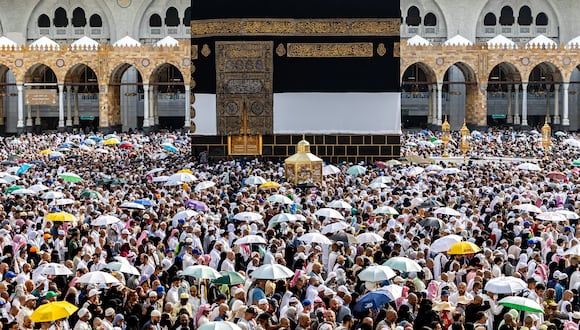 Los peregrinos musulmanes realizan la circunvalación de despedida o "tawaf", dando siete vueltas alrededor de la Kaaba, el santuario más sagrado del Islam, en la Gran Mezquita de la ciudad santa de La Meca el 18 de junio de 2024 al final de la peregrinación anual hajj. (Foto de AFP)