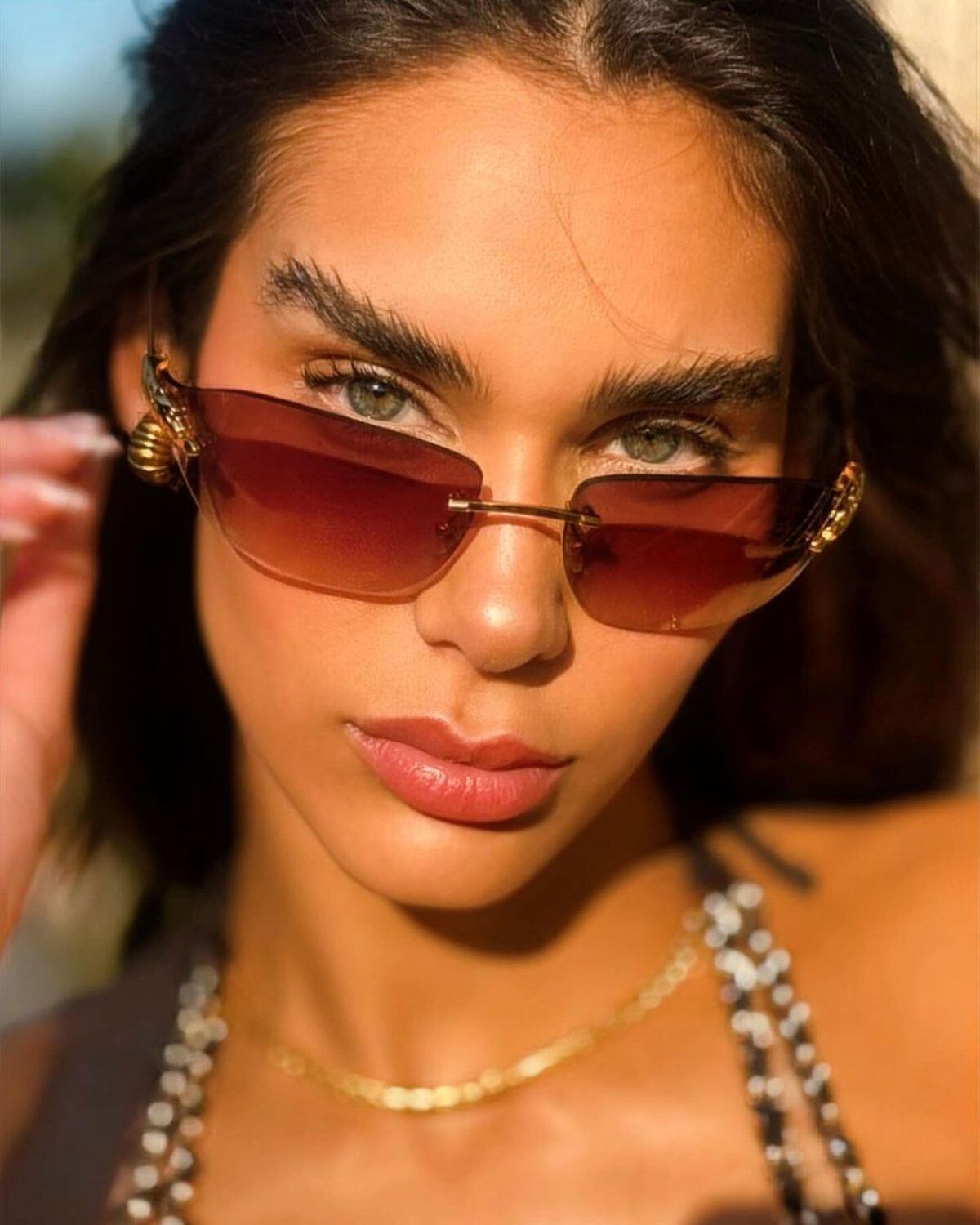 Aquí la reina de belleza luciendo unos lentes y cautivando con su mirada (Foto: Magalí Benejam / Instagram)