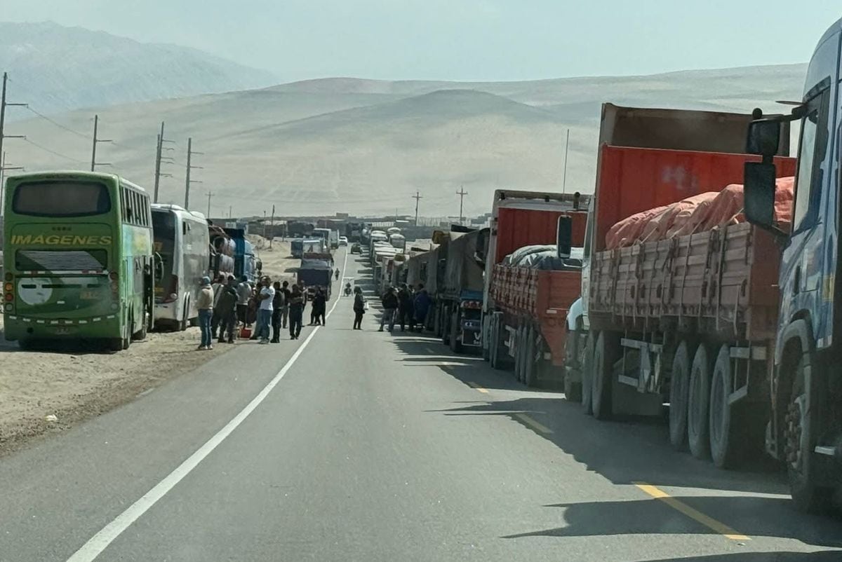 Largas filas de vehículos se han formado en las vías bloqueadas por mineros informales. (Foto: Semana Informativa Arequipa/Facebook)
