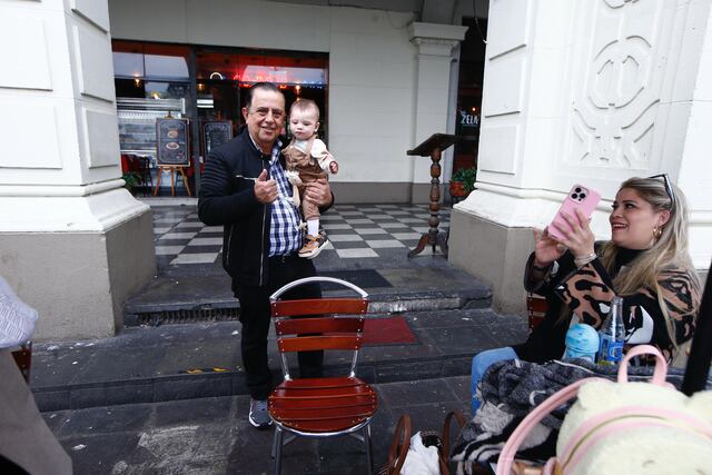Padres e hijos caminaron por la Plaza Mayor, entre sonrisas, abrazos y fotos para el recuerdo. Foto: Fernando Sangama / @photo.gec