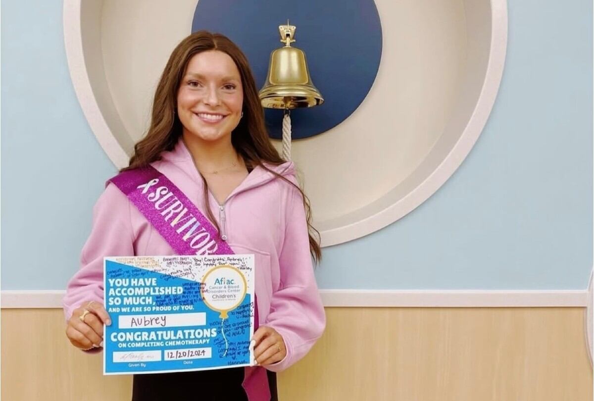 Aubrey celebró el fin de la quimioterapia tocando la campana en diciembre de 2024. | Crédito: Aubrey Barnett