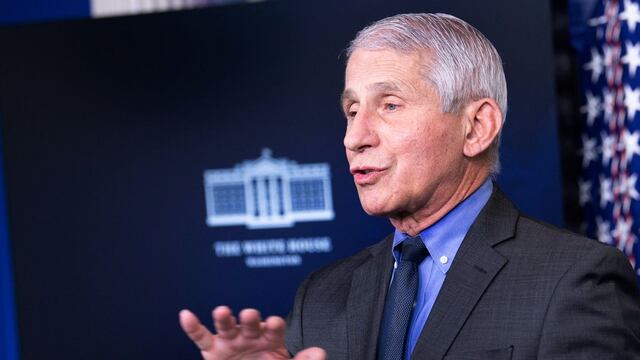 El doctor Anthony Fauci cree que la vacuna de J&J contra el coronavirus volverá a administrarse pronto