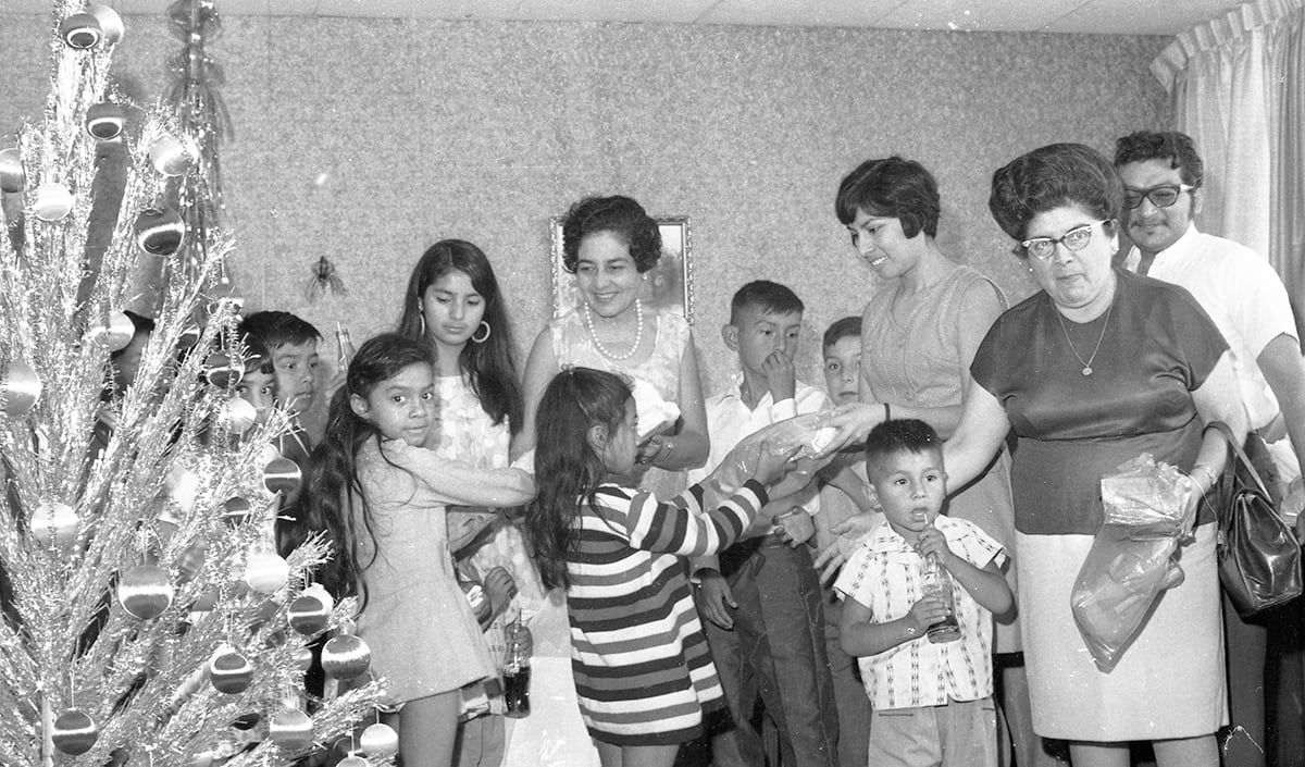Lima, 21 de diciembre de 1969. Un hogar peruano urbano típico de esos años, entregando regalos a un grupo de niños. (Foto: Archivo Histórico de El Comercio)