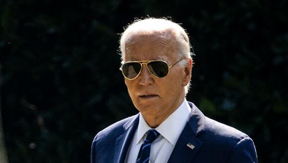 El presidente estadounidense Joe Biden sale de la Oficina Oval hacia Marine One en el jardín sur de la Casa Blanca en Washington, DC, el 15 de julio de 2024. (Foto de SAMUEL CORUM / AFP)