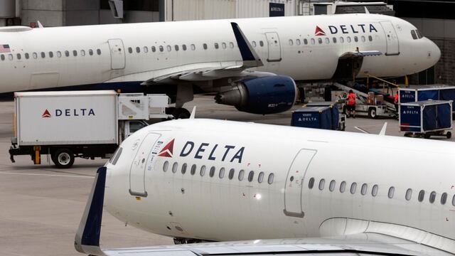 Un hombre murió tras ser succionado por la turbina de un avión en un reconocido aeropuerto de Estados Unidos