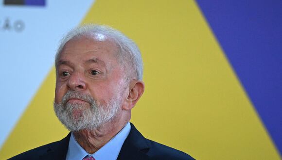 El presidente de Brasil, Luiz Inácio Lula da Silva, participa en una ceremonia de firma de contratos de concesión de carreteras, hoy, en el Palacio de Planalto en Brasilia (Brasil). EFE/ Andre Borges