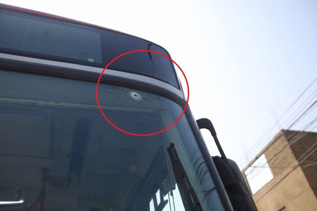 Impacto de la bala en el parabrisas. Foto: Britanie Arroyo/ @photo.gec