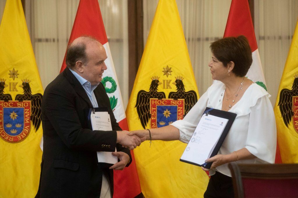 Alcalde López Aliaga en la firma del convenio con UNOPS para las 10 mil motos. (Foto: MML)