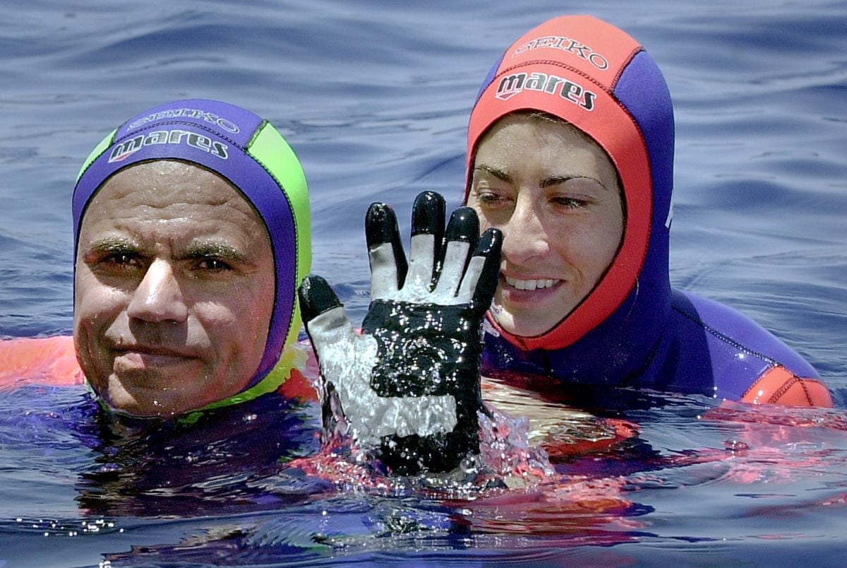 Audrey Mestre y su esposo Pipin Ferreras celebran después de establecer el primer récord en la categoría mixta de buceo libre en tándem sin límites, 103 metros en 2 minutos y 10 segundos en mayo de 2001 (Foto: Roberto Schmidt / AFP)