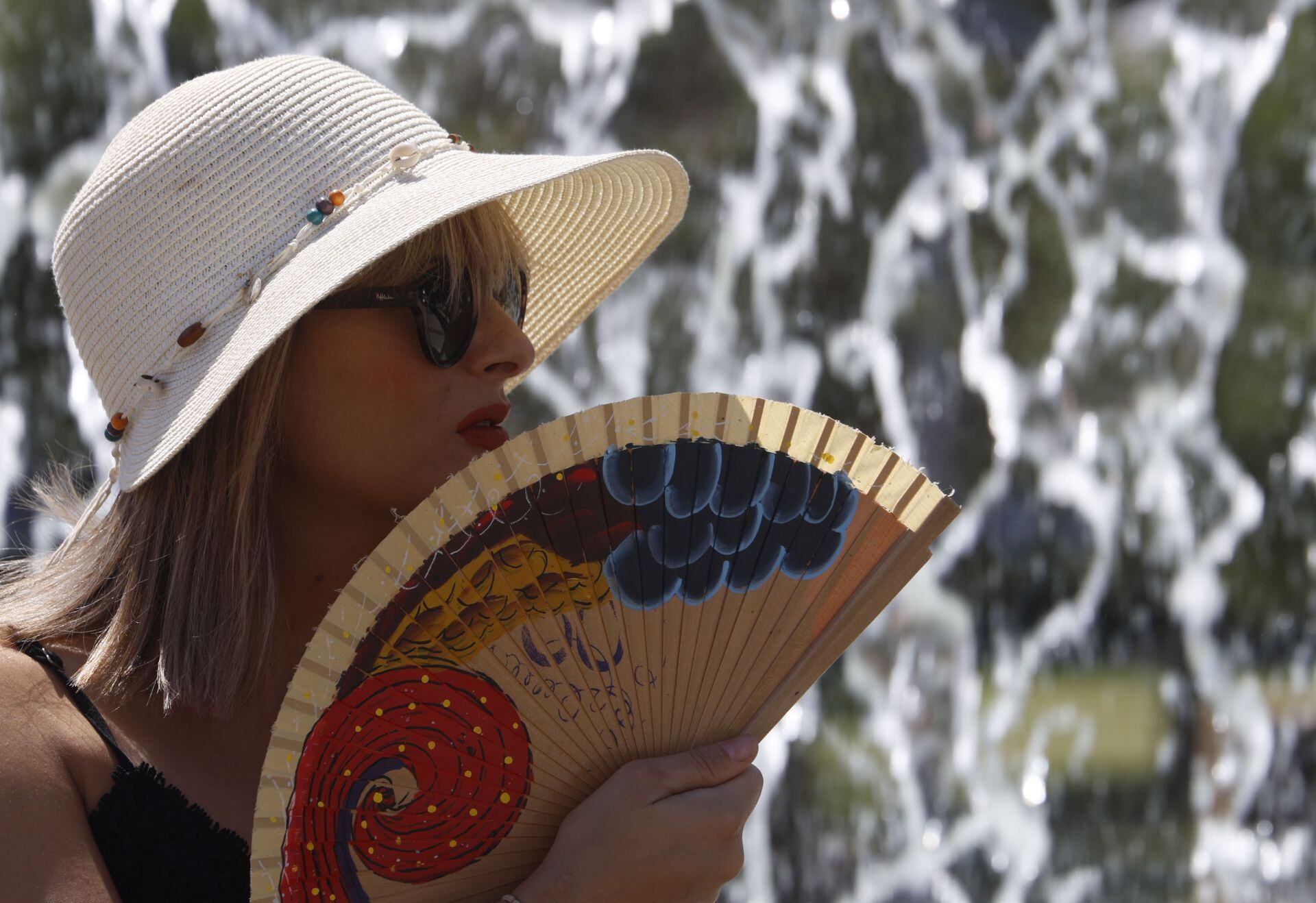 Mujer se abanica ante la ola de calor en Andalucía. (Foto: EFE)