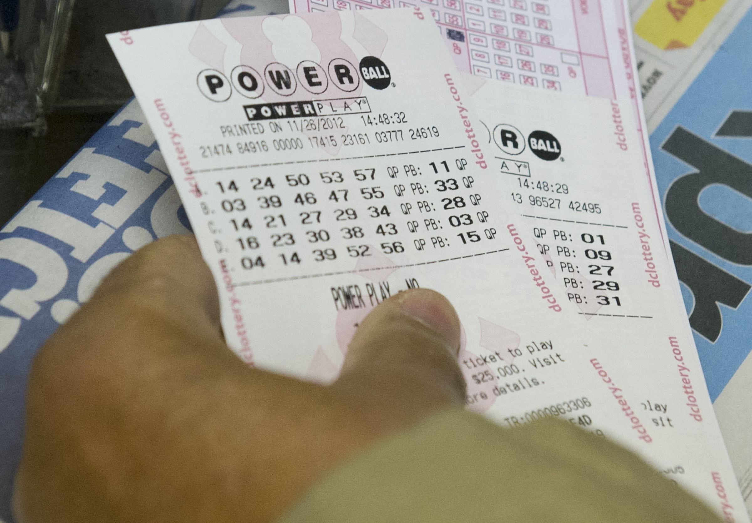 Por lo general, los participantes del Powerball pueden reclamar un premio de hasta $600 en cualquier lotería autorizada de la jurisdicción donde compraron el boleto. (Foto: SAUL LOEB / AFP)