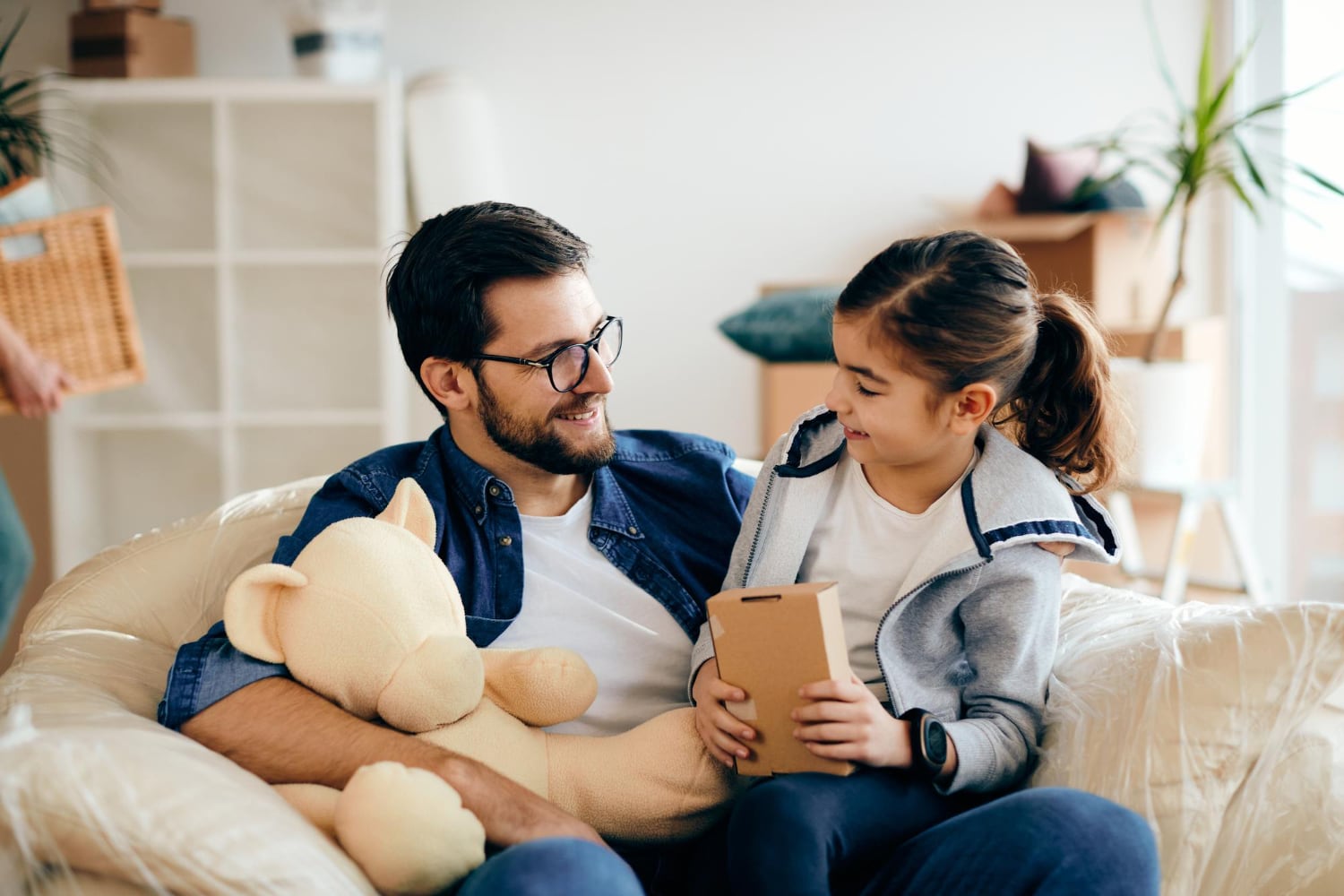 Cuando un padre está presente, construye una base emocional para siempre. En cada juego o charla, su hija recibe un mensaje poderoso: