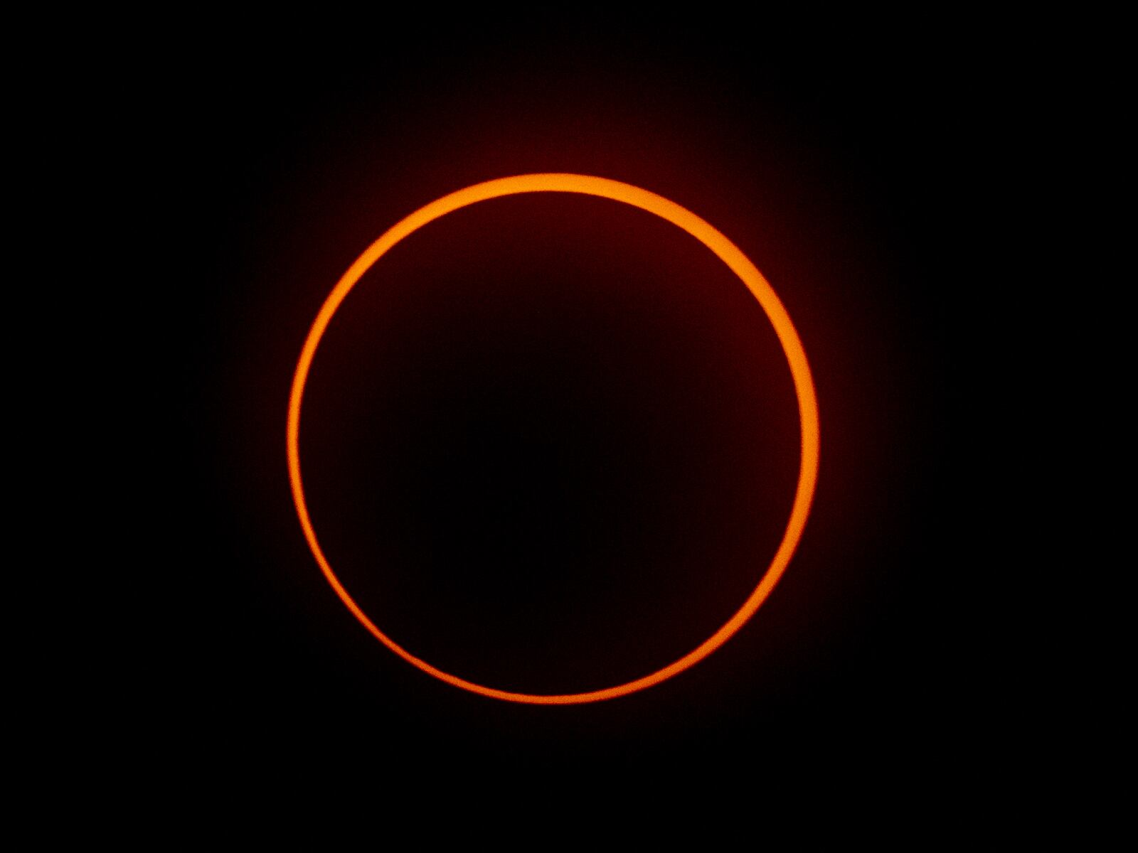 Así se ve el sol cuando la luna se pone por delante en su trayectoria (Foto: AFP)