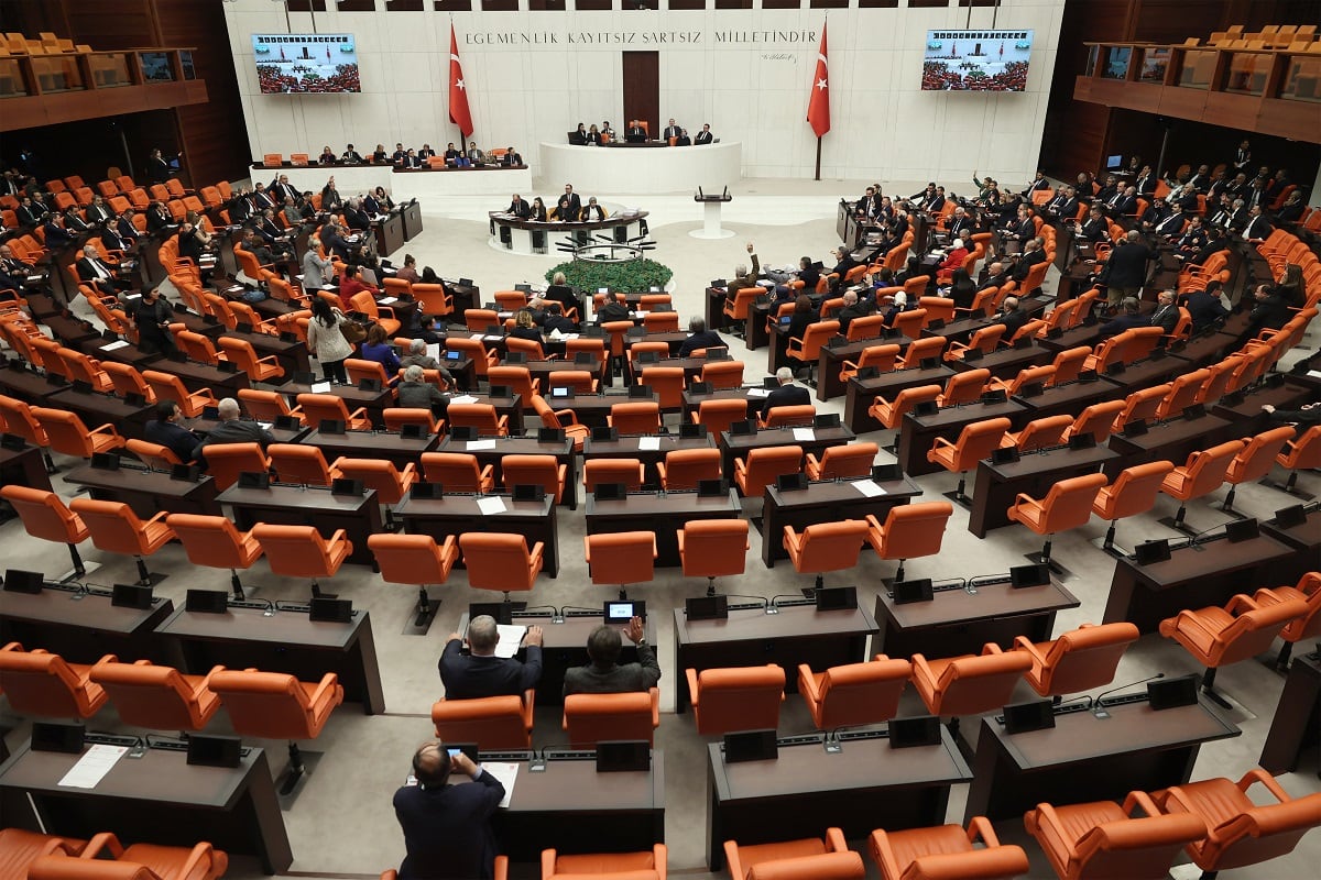 Legisladores asisten a una sesión antes de votar un proyecto de ley sobre la adhesión de Suecia a la OTAN, el 23 de enero de 2024 en la Gran Asamblea Nacional de Turquía (TBMM) en Ankara. (Foto de Adem ALTAN / AFP)