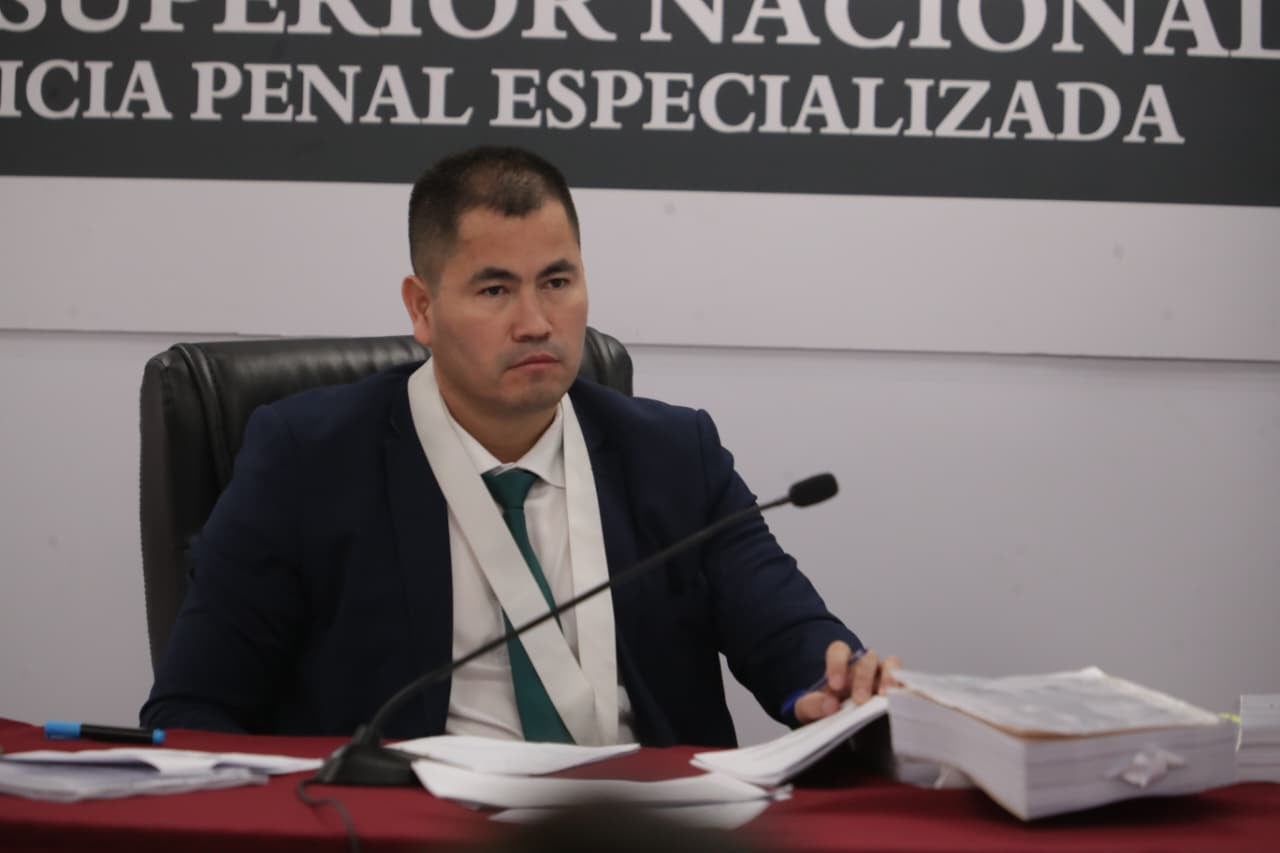 El juez Wilson Verástegui escuchó los argumentos de la abogada Giulliana Loza y del fiscal José Domingo Pérez, durante la audiencia del Caso Cócteles.