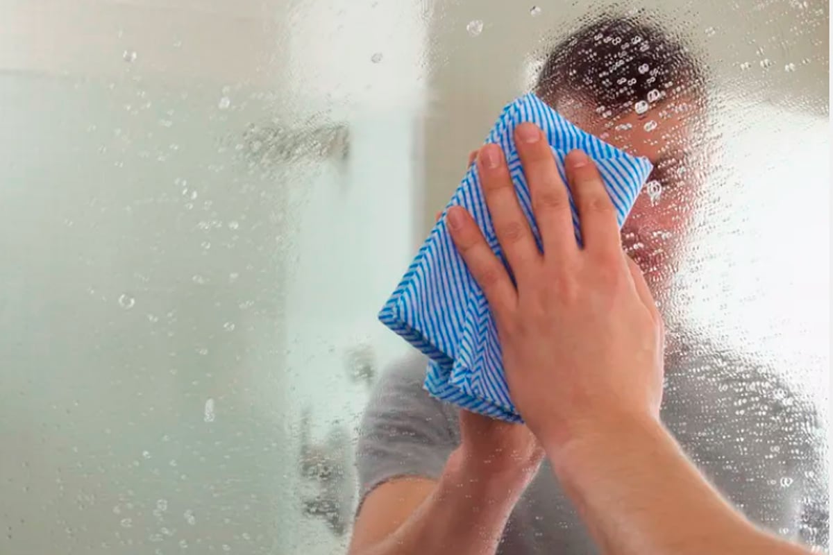 La acumulación de sarro puede dejar lavaderos, tinas, váter y cristales empañados. Quitar esta capa de 'grasa' es sencillo si sabes cómo hacerlo (Foto: @Freepick)