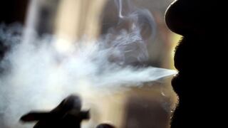 Fumar cambia células pulmonares y las prepara para desarrollar cáncer, según estudio