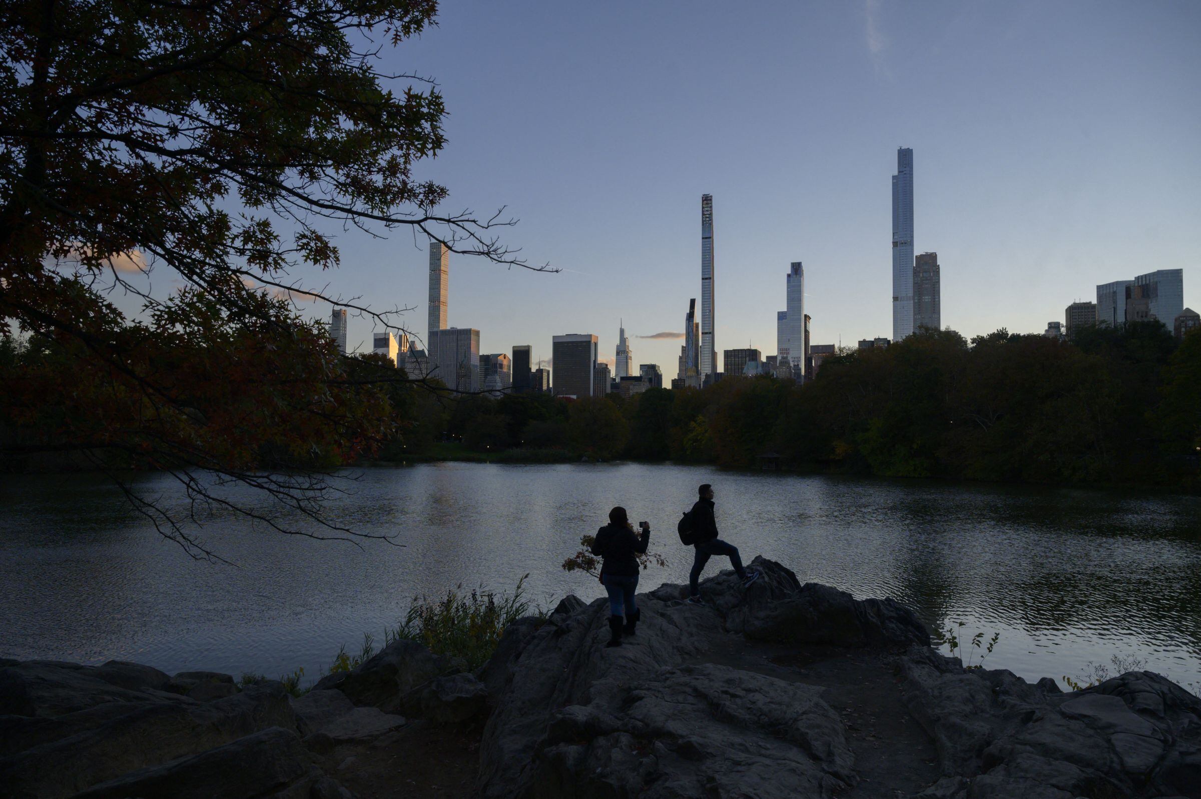 El otoño en Nueva York se ha manifestado como la continuación del verano (Foto: AFP)