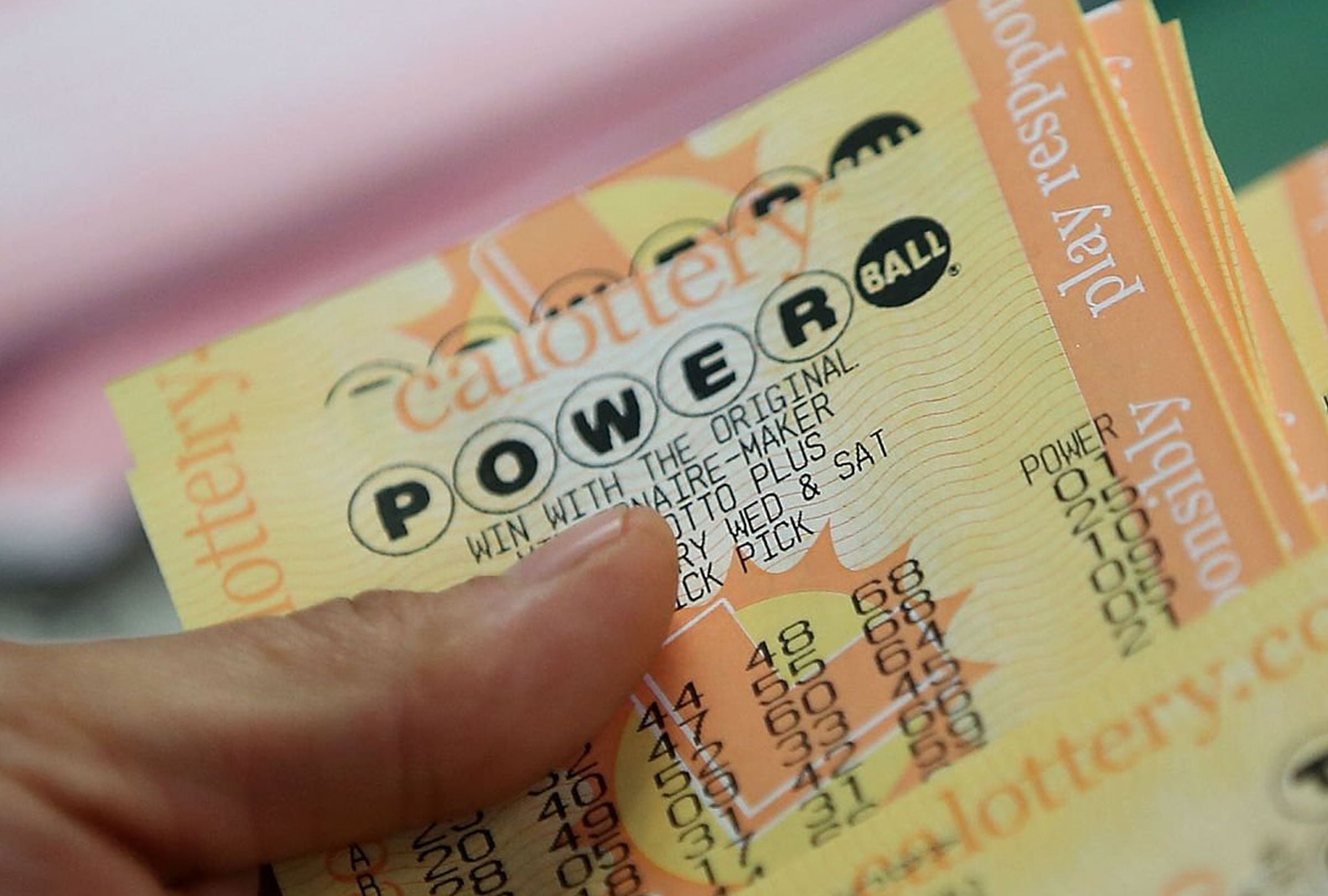 Gracias a la opción Power Play, la afortunada duplicó su premio tras acertar varios números, incluido el Powerball. | Crédito: Justin Sullivan / Getty Images