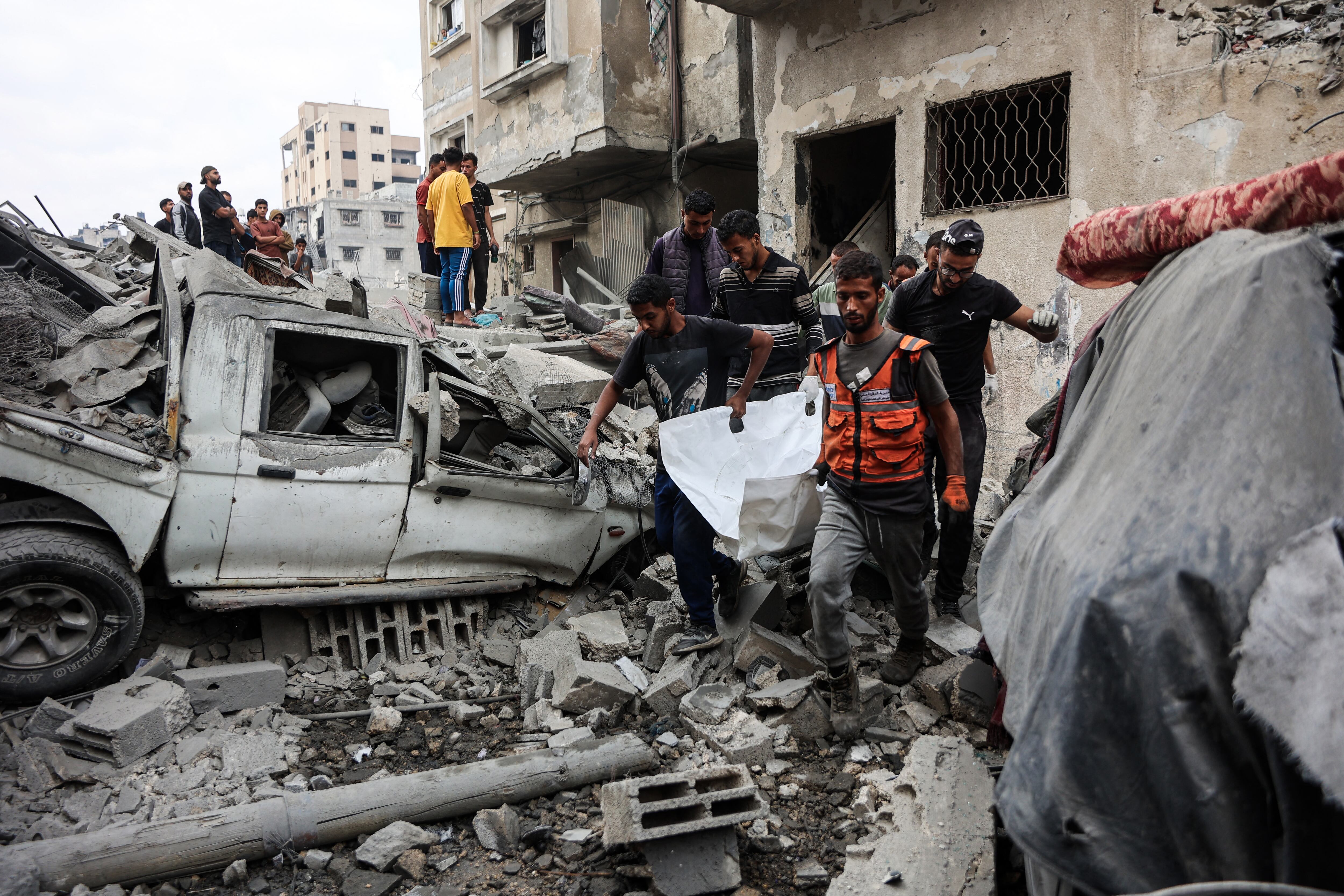 Palestinos recuperan un cuerpo de los escombros de una casa destruida en un ataque de Israel nocturno en la ciudad de Gaza el 29 de octubre de 2025. (Foto de Omar AL-QATTAA / AFP).