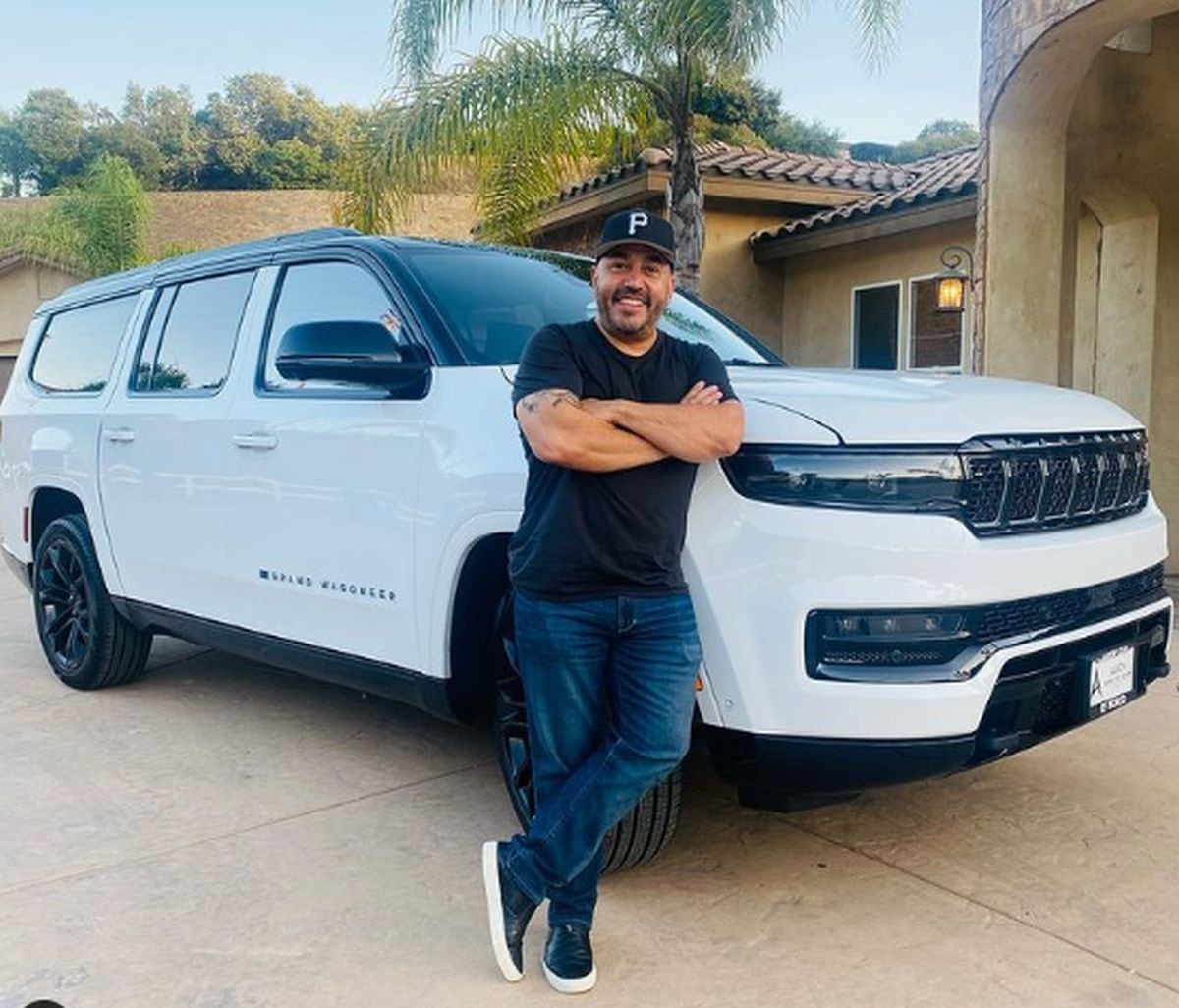 Aquí junto a su carro. Él luce muy casual (Foto: Lupillo Rivera / Instagram)