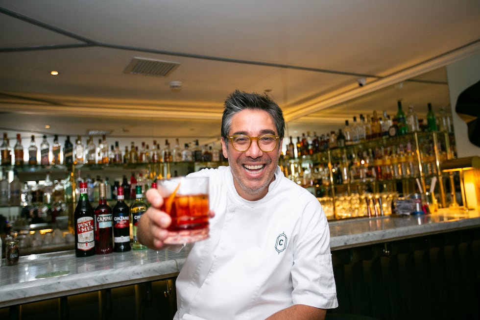 Miguel Hernández, chef ejecutivo, quien recibió a los suscriptores en Ostería Convivium y dirigió toda la experiencia.
