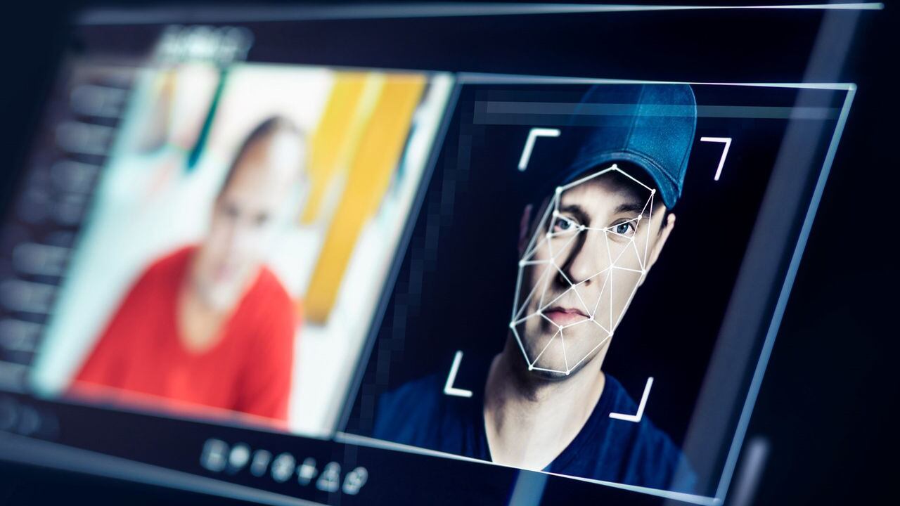 Al subir fotos a IA, se otorgan derechos permanentes y amplios a las empresas en términos de uso para diferentes fines comerciales. Foto: referencial / UOC