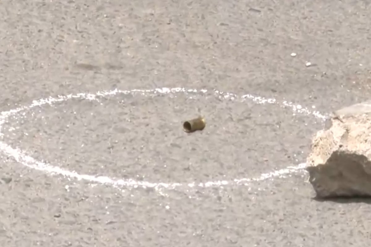 Dos sujetos en moto atacan a tiros local comercial en Ancón. (Foto: Captura/Latina)