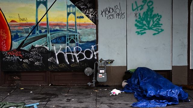 Corte Suprema de EE.UU. debate si es legal multar a personas sin hogar por dormir en la calle