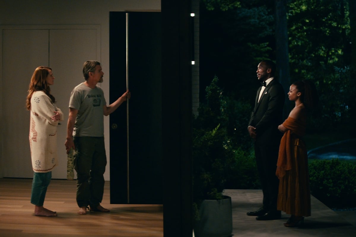 "Dejar el mundo atrás" comienza con un encuentro inesperado: Amanda y Clay reciben por la noche la visita de un padre y una hija que dicen ser los dueños de la casa que han rentado . (Foto: Netflix)